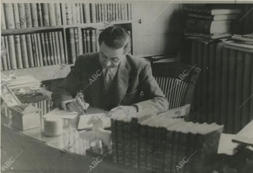 Enrique Jardiel Poncela trabajando en la mesa del despacho de su casa
